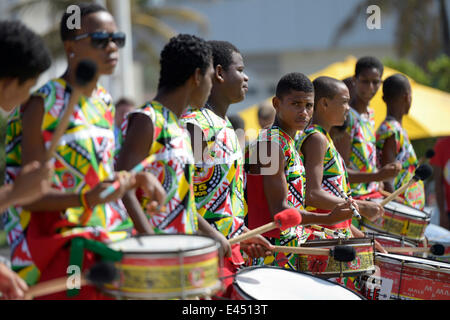 Trommler, bunt gekleidete Jugendliche von einem traditionellen Afro-brasilianischen Musikgruppe, Salvador da Bahia, Bahia, Brasilien Stockfoto