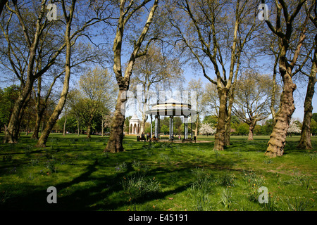 Zeigen Sie hinter dem Musikpavillon, Burdett Coutts Memorial Trinkbrunnen im Victoria Park, Hackney, London, UK an Stockfoto