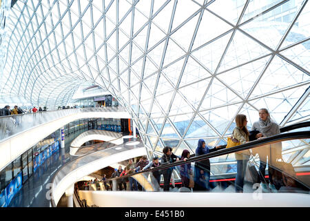 Die am längsten nicht unterstützte Rolltreppe Europas, Einkaufszentrum MyZeil, Architekten Massimiliano Fuksas, Palais Quartier Stockfoto