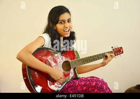 Mädchen-Gitarre spielen Stockfoto