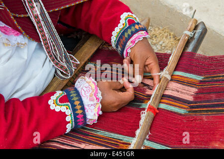 Hände einer Frau, Quechua-Indianer, bei der Arbeit auf einem Webstuhl, Cinchero, Urubamba-Tal, Peru Stockfoto