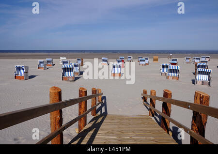 Strandkörbe, aufbauend auf Stelzen, Sankt Peter-Ording, Eiderstedt, Nordfriesland, Schleswig-Holstein, Deutschland Stockfoto