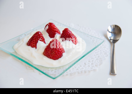 Dessert: Erdbeeren mit Sahne. Schließen Sie die Ansicht. Stockfoto
