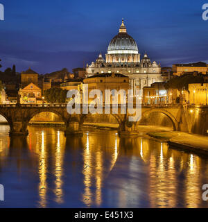 Der Petersdom im vorderen Brücke Ponte Sant'Angelo und Tiber, blaue Stunde, Vatikan, Rom, Latium, Italien Stockfoto