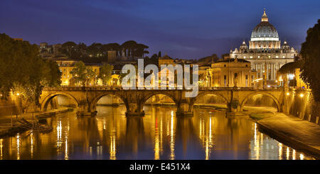 Der Petersdom im vorderen Brücke Ponte Sant'Angelo und Tiber, blaue Stunde, Vatikan, Rom, Latium, Italien Stockfoto