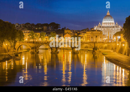 Der Petersdom im vorderen Brücke Ponte Sant'Angelo und Tiber, blaue Stunde, Vatikan, Rom, Latium, Italien Stockfoto