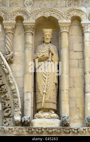 Rochester, Kent, England, UK. Kathedrale - Statue aus Stein an der Fassade: Bischof John I von Rochester (1125-1137) Stockfoto