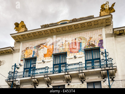 Mosaik im Jugendstil aus Zsolnay-Majolica-Fliesen, an der Fassade des Kunstmuseums, 1901, Zentralplatz in Tschernivtsi, Ukraine Stockfoto