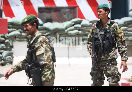 Kabul, Afghanistan. 3. Juli 2014. Afghan National Army Soldaten Wache vor dem Eingang des Militärflughafens in Kabul, Afghanistan, am 3. Juli 2014. Zwei Raketen schlug in Kabul Airport am Donnerstag, Opfer sind gefürchtet, ein lokales Fernsehen berichtet. Bildnachweis: Ahmad Massoud/Xinhua/Alamy Live-Nachrichten Stockfoto