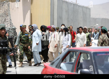 Kabul, Afghanistan. 3. Juli 2014. Arbeiter verlassen einen Militärflughafen in Kabul, Afghanistan, am 3. Juli 2014. Zwei Raketen schlug in Kabul Airport am Donnerstag, Opfer sind gefürchtet, ein lokales Fernsehen berichtet. Bildnachweis: Ahmad Massoud/Xinhua/Alamy Live-Nachrichten Stockfoto