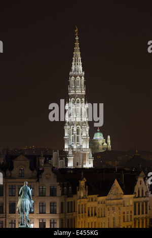 Statue von König Albert I und Hôtel de Ville am Grand Place in der Nacht, Brüssel, Belgien Stockfoto
