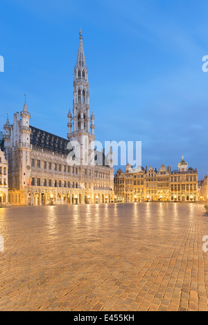 Hotel de Ville am Grand Place in der Abenddämmerung, Brüssel, Belgien Stockfoto