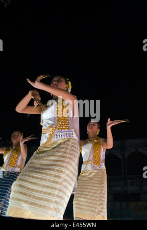 Eine Gruppe von Frauen in traditionellen Kostümen tanzen während des jährlichen Loi Krathong Festival in Chiang Mai, Thailand. Stockfoto