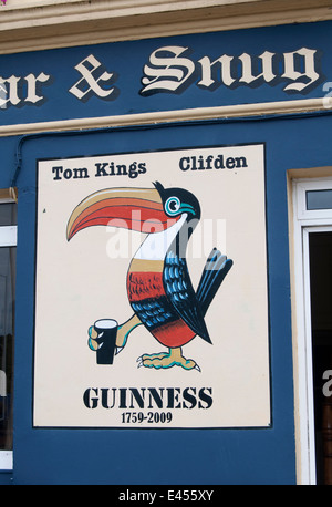 Ein Tukan hält ein Guinness, Werbung, Pub in Clifden, Irland Stockfoto