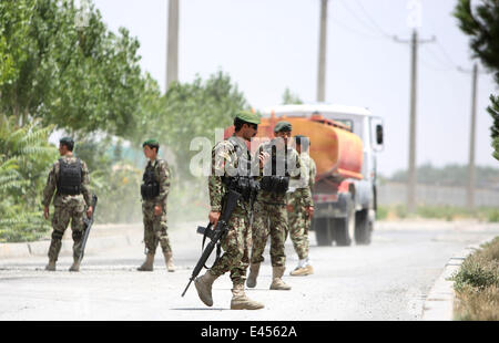 Kabul, Afghanistan. 3. Juli 2014. Afghan National Army Soldaten Wache vor dem Eingang des Militärflughafens in Kabul, Afghanistan, am 3. Juli 2014. Zwei Raketen schlug in Kabul Airport am Donnerstag, Opfer sind gefürchtet, ein lokales Fernsehen berichtet. Bildnachweis: Ahmad Massoud/Xinhua/Alamy Live-Nachrichten Stockfoto