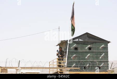 Kabul, Afghanistan. 3. Juli 2014. Ein Afghan National Army Soldat steht Wache auf einen Wartturm Kontrolle in einen Militärflughafen in Kabul, Afghanistan, am 3. Juli 2014. Zwei Raketen schlug in Kabul Airport am Donnerstag, Opfer sind gefürchtet, ein lokales Fernsehen berichtet. Bildnachweis: Ahmad Massoud/Xinhua/Alamy Live-Nachrichten Stockfoto