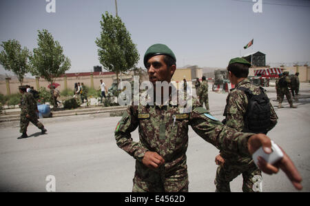 Kabul, Afghanistan. 3. Juli 2014. Afghan National Army Soldaten Wache vor dem Eingang des Militärflughafens in Kabul, Afghanistan, am 3. Juli 2014. Zwei Raketen schlug in Kabul Airport am Donnerstag, Opfer sind gefürchtet, ein lokales Fernsehen berichtet. Bildnachweis: Ahmad Massoud/Xinhua/Alamy Live-Nachrichten Stockfoto