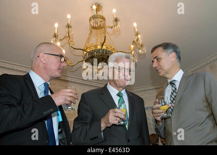 Sissach, Schweiz. 3. Juli 2014. Premier of Baden-Wuerttemberg Winfried Kretschmann (C) spricht mit Isaac Reber (L), Gouverneur des Kantons Basel-Landschaft und Guy Morin (R), Gouverneur des Kantons Basel-Stadt im Schloss Ebenrain in Sissach, Schweiz, 3. Juli 2014. Kretschmann ist auf eine dreitägige Reise in die Region. Foto: PATRICK SEEGER/Dpa/Alamy Live News Stockfoto