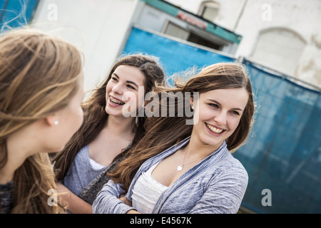 Glückliche Mädchen im Teenageralter hängen