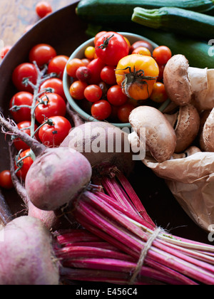 Stillleben mit frischem Gemüse und Pilze mit Strauchtomaten, rote Beete und zucchini Stockfoto