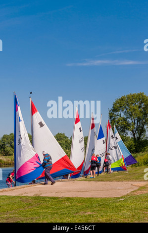 Topper Jollen am Beccles Amateur Segelclub am Fluss Waveney Beccles, Suffolk, England, Großbritannien, UK Stockfoto