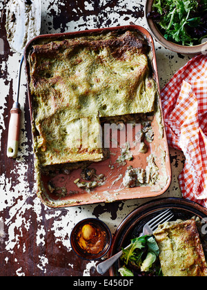 Stillleben mit Pilz-Pesto Lasagne und Salat Stockfoto