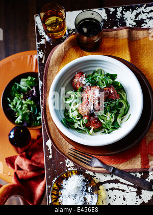 Stillleben mit Gemüse Spaghetti mit Fleischbällchen und parmesan Stockfoto