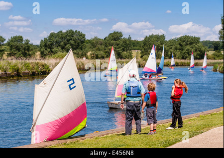 Segeln Jollen Beccles Amateur Segelclub am Fluss Waveney bei Beccles, Suffolk, England, Großbritannien, Uk Stockfoto