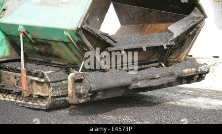 Eingebaut. Asphalt-Einbau Maschine. Neue Asphaltdecke auf der Fahrbahn. Barcelona. Spanien. Stockfoto