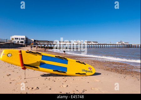 Rettungsschwimmer Ausrüstung und Southwold Pier in Southwold, Suffolk, England, Großbritannien, Uk Stockfoto