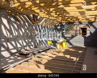 Selbstbau-Haus, Bau, Dach, vorgefertigte Dachstühle in Ihrer Position fixiert Stockfoto