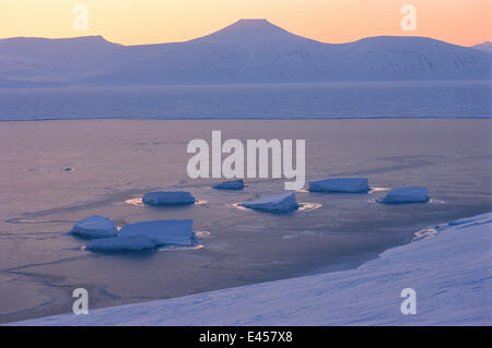 Arctic Sunrise in Svalbard, Spitzbergen, Norwegen. Stockfoto