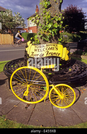 Yorkshire, Vereinigtes Königreich. 2. Juli 2014. Radfahrer vorbei an gelben Penny Farthing Fahrrad in das Dorf von Scholes, Leeds begrüßen die Tour de France bis Yorkshire Großbritannien Credit: Riddypix/Alamy Live-Nachrichten Stockfoto