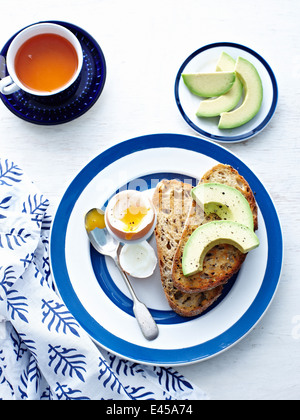 Gekochtes Ei mit Toast und avocado Stockfoto