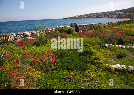 Karaburun-Halbinsel, West-Türkei an der Ägäisküste. Die Stadt von Karaburun ist im Hintergrund Stockfoto