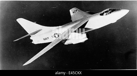 Ein Foto eines Flugzeugs A3D1 im Flug, aufgenommen 1957. Das Bild zeigt das Design des Flugzeugs und seine Rolle bei militärischen Operationen in der Mitte des 20. Jahrhunderts. Stockfoto