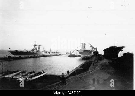 Ein historisches Foto, das 1928 drei Flugzeugträger der US Navy am Puget Sound zeigt, darunter die USS Lexington, die USS Langley und die USS Saratoga. Stockfoto