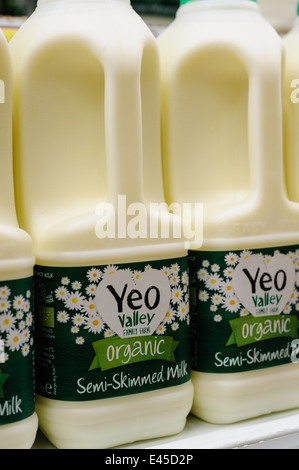 Yeo Valley Bio-Milch für den Verkauf in einem Supermarkt in der Westcountry Stockfoto