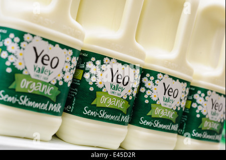 Yeo Valley Bio-Milch für den Verkauf in einem Supermarkt in der Westcountry Stockfoto