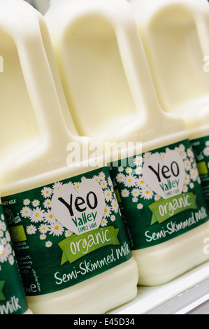 Yeo Valley Bio-Milch für den Verkauf in einem Supermarkt in der Westcountry Stockfoto