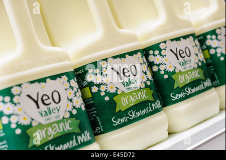 Yeo Valley Bio-Milch für den Verkauf in einem Supermarkt in der Westcountry Stockfoto