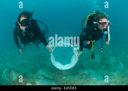 Jo Browne und Kade Mills verwenden eine Zylinder-Kegel-Plankton net zu gallertartigen Zooplankton für Korallenriff Volkszählung, Lizard Island, Queensland, Australien, April 2008 Stockfoto