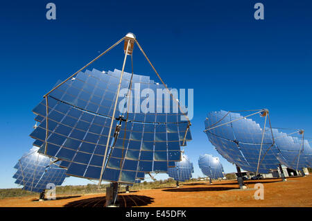 Große Solaranlagen zur Stromerzeugung durch Sonnenenergie, Hermannsburg, westlich von Alice Springs, Northern Territory, Australien, August 2007 Stockfoto