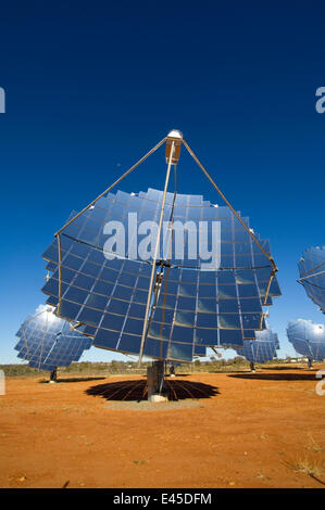 Große Solaranlagen zur Stromerzeugung durch Sonnenenergie, Hermannsburg, westlich von Alice Springs, Northern Territory, Australien, August 2007 Stockfoto