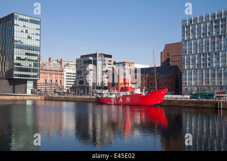 Lotsenboot oder Feuerschiff "Planet" vor Anker in Liverpools Canning Docks.  Es war bekannt als LV23 Licht Behälter Stockfoto