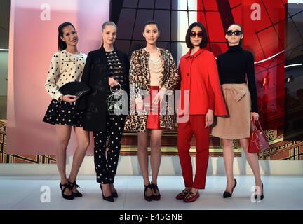 Hong Kong, China. 3. Juli 2014. Modelle zeigen Kreationen in der Vorschau Herbst Modekollektion von Kate Spade in Hongkong, Südchina, 3. Juli 2014. Bildnachweis: He Jingjia/Xinhua/Alamy Live-Nachrichten Stockfoto