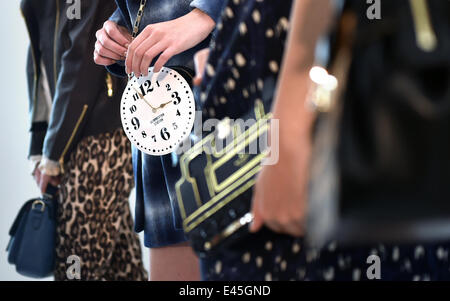 Hong Kong, China. 3. Juli 2014. Modelle zeigen Handtaschen in der Vorschau Herbst Modekollektion von Kate Spade in Hongkong, Südchina, 3. Juli 2014. Bildnachweis: He Jingjia/Xinhua/Alamy Live-Nachrichten Stockfoto