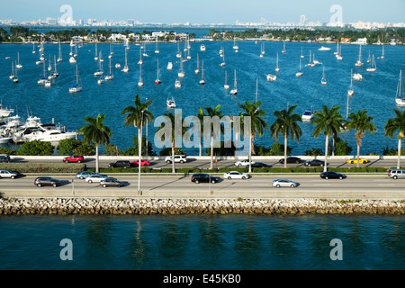 Boote Segelboote Port of Miami Kreuzfahrtschiff dockt Florida FL uns Stockfoto