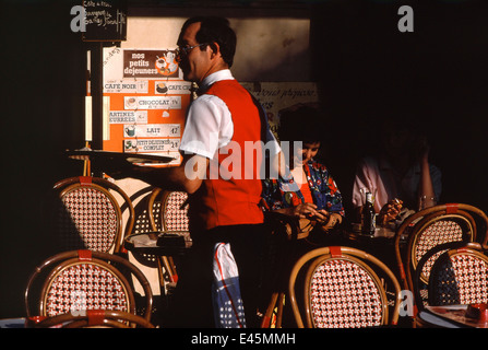 PARIS, FRANKREICH-CAFE LEBEN. FOTO: JONATHAN EASTLAND/AJAX Stockfoto