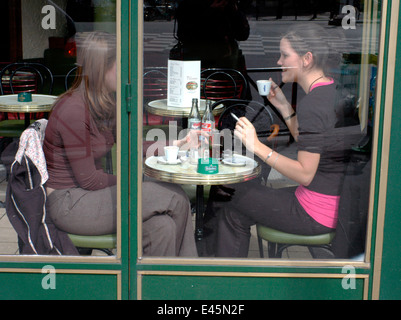 AJAXNETPHOTO - 29. MÄRZ 2006. PARIS, FRANKREICH - CAFE LIFE, IN DER NÄHE VON MONTPARNASSE. FOTO: JONATHAN EASTLAND/AJAX REF: R62903 162 Stockfoto